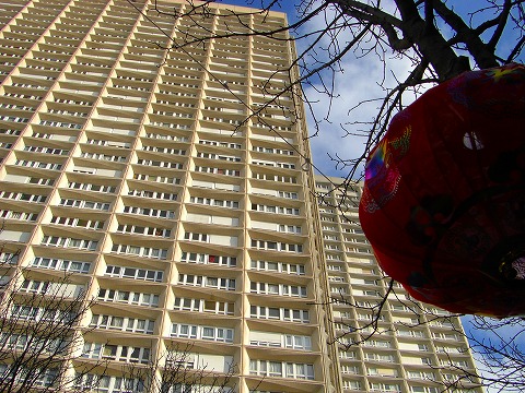 13区の高層マンション群と旧正月飾り|2009年2月1日パリ13区(中国人街)の旧正月