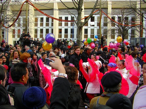 踊り歩く少女達|2009年2月1日パリ13区(中国人街)の旧正月