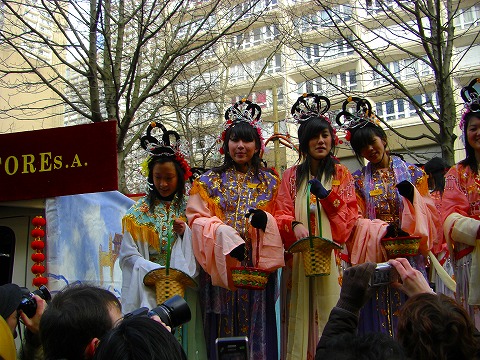 「おめでとう」を振りまく少女達|2009年2月1日パリ13区(中国人街)の旧正月